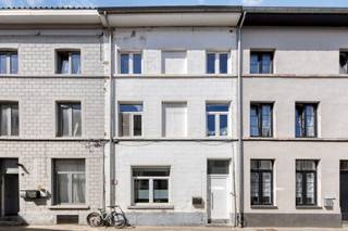 <em>Cette charmante maison mitoyenne est située dans le centre ville de Tirlemont, à proximité immédiate des commerces, de la gare, de l'autoroute et des écoles.</em><br /><em>D'une surface habitable de 118m², elle offre à son futur propriétaire pas moins de 3 chambres et 2 salles de bains.</em><br /><br /><strong>Description du bâtiment :</strong><br />cave (10m²)<br />rez-de-chaussée (36m²) : hall d'entrée, salon, salle à manger et cuisine équipée<br />1er étage (30m²) : hall de nuit, une première chambre et salle de bain avec douche<br />2ème étage (30m²) : hall de nuit, deuxième chambre (actuellement utilisée comme salon supplémentaire), buanderie et salle de bain avec douche<br />grenier (24m²) : meublé, actuellement chambre et bureau<br />