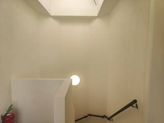 Dit modern nieuwbouwappartement te huur in Sint-Kruis is bereikbaar via de trappenhal en combineert hedendaags comfort met een aangename,...