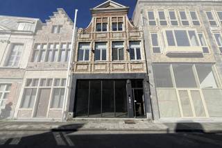Dit recent gerenoveerde en instapklare kantoor te koop bevindt zich in de Lange Violettestraat, op een steenworp van Gent-Zuid, Sint-Anna en het historische centrum.Het pand is uitstekend bereikbaar ongeacht of u met de wagen, de fiets of het openbaar vervoer komt.Het kantoor bestaat uit een gelijkvloers en eerste verdieping en geniet van een privatieve stadstuin (mét wifi!).Oppervlakte:324 m²- Mogelijkheid om privéparkeerplaatsen bij te huren (hoeveelheid te bespreken)- Parking Zuid op wandelafstand- Vloerverwarming (op gas)- Radiatoren (op gas)- Renovatiejaar 2018- 2 vergaderruimtes- Volledig uitgeruste keuken met bar en ontspanningsruimte- Sanitair (m/v)- Privatieve buitenruimteHebt u interesse in dit kantoor te koop in het centrum van Gent? Vraag je bezoek aan via 09 245 35 35 of business.gent@dewaele.com.Bestuursmaatregelen in het maatregelenregister: nee