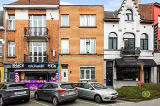 <p><span>Koningslo: Dit 1-slaapkamerappartement is gunstig gelegen nabij winkels en vlot bereikbaar met het openbaar vervoer. Het maakt deel uit van een kleinschalige mede-eigendom met slechts twee appartementen, waardoor de gemeenschappelijke lasten momenteel onbestaande zijn en in de toekomst beperkt blijven.<br />Het appartement is momenteel verhuurd en bevindt zich in een gegeerde buurt, wat het ook bijzonder interessant maakt als investering met onmiddellijk rendement.<br />De indeling is als volgt: u betreedt het appartement via een aangename leefruimte die naadloos overgaat in de open keuken, wat zorgt voor een ruim en lichtrijk geheel. De keuken biedt toegang tot de aangename buitenruimte van 28m². Deze is momenteel volledig verhard en moet worden omgevormd tot een gezellige tuin met groenvoorziening.<br />Aansluitend aan de keuken bevindt zich een praktische wasplaats met toegang tot de badkamer, uitgerust met een douche. Aan de andere zijde van het appartement ligt de slaapkamer van 17m².<br />Daarnaast beschikt het appartement over verschillende privatieve bergruimtes in de kelder, wat zorgt voor extra opbergmogelijkheden.</span></p><p><span>Kortom, een ideale opportuniteit voor starters of investeerders die op zoek zijn naar een betaalbaar en praktisch ingedeeld appartement met potentieel.</span></p>