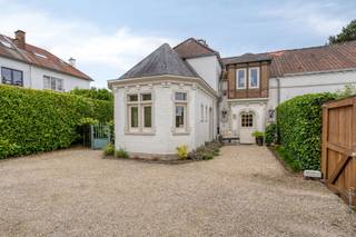 Op een rustige tweede lijn in de Robert Dansaertlaan 235 bevindt zich deze charmante halfopen woning, waar rust, privacy en een uitstekende bereikbaarheid perfect samenkomen. Dankzij de nabijheid van de belangrijkste invalswegen en de Brusselse Ring geniet u van een vlotte verbinding, terwijl u thuis volledig tot rust komt.
Via de gezellige inkomhal met gastentoilet wordt u verwelkomd in een lichtrijke leefruimte die meteen een warme en huiselijke sfeer uitstraalt(gordijnen en maatwerk jaloezieën zitten inbregrepen in de verkoop). Aansluitend vindt u de keuken met een ruime eetplaats, ideaal voor gezellige familiemomenten en etentjes met vrienden. De praktische bijkeuken zorgt voor extra comfort en opbergruimte.
Op de verdieping beschikt de woning over drie ruime slaapkamers, een afzonderlijk bureau dat perfect dienst kan doen als thuiswerkplek of hobbyruimte, en een verzorgde badkamer.
Buiten geniet u van een volledig vernieuwd zuidelijk terras met maximale privacy, waar het heerlijk vertoeven is tijdens zonnige dagen. Aan de voorzijde bevindt zich bovendien een gezellig tuinhuis dat extra bergruimte biedt en perfect past bij het charmante karakter van de woning.
Deze instapklare halfopen bebouwing combineert authenticiteit, warmte en hedendaags wooncomfort. Een unieke woning boordevol karakter, ideaal voor wie op zoek is naar een gezellige thuis op een rustige locatie, zonder in te boeten aan bereikbaarheid. Kortom, een absolute aanrader voor wie meteen wil genieten van een sfeervolle en instapklare charmewoning.
Meer info of een bezoek: Michael@immoaccenta.be
