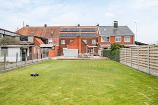 Deze dubbele woning is gelegen vlakbij het centrum van Staden. Dit zijn namelijk 2 woningen die in het verleden omgebouwd zijn tot 1 woning.<br />De dubbele woonst heeft altijd dienst gedaan als handelspand, maar kan opnieuw gerenoveerd worden naar een dubbele woonst.<br /><br />De indeling van deze woning is als volgt:<br /><br />Gelijkvloerse verdieping: 2 aparte inkomhallen, lichtrijke woonkamer, geïnstalleerde keuken, apart toilet, bergruimte, inpandige garage met extra bergruimte voor fietsen of hobby's, , ruim terras met zonnige tuin.<br />Eerste verdieping: 4 slaapkamers, bureelruimte en een badkamer.<br />2 ruime zolderverdiepingen aanwezig, allebei toegankelijk met een vaste trap.<br />Er zijn 22 zonnepanelen aanwezig. De woning is volledig voorzien van nieuwe dubbele beglazing.<br /><br />PLUSPUNTEN:<br />- NIEUWE KETEL<br />- BOVENGRONDSE TANK 5000 L<br />- AIRCO<br />- INPANDIGE GARAGE VOOR 2 WAGENS<br />- PV PANELEN<br />- GRASROBOT<br /><br />Meer info? Bel Alina op het nummer 0470856308.