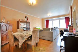 In de Albert Vandeputtestraat, een rustige woonwijk nabij het centrum van Ronse treffen we dit appartement. Gunstig gelegen op wandelafstand van...