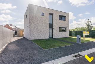 Prachtige energiezuinige open bebouwing.<br /><br />We betreden deze recente (2024) energiezuinige woning via de ruime inkomhal met vestiaire en gastentoilet. Vervolgens gaan we door de glazen deur door naar de open leefruimte, waar er vooraan een gezellige zithoek voorzien is en achteraan een eethoek met connectie naar de open keuken en het terras. De keuken is voorzien van alle hedendaags comfort en een kookeiland met ontbijthoek. Naast de keuken is er nog een handige berging/wasplaats en een sas voorzien van achterdeur.<br /><br />Gaan we door naar het nachtgedeelte op de 1ste verdieping hebben we 3 ruime slaapkamers en een ruime badkamer. Die laatste is voorzien van grote inloopdouche, een strak bad en dubbele lavabo. Op de nachthal is tevens ook nog een extra toilet voorzien.<br /><br />Zetten we een stap naar buiten hebben we een volledig aangelegde tuin met terras aanpalend aan de eetkamer en een bijgebouw (tuinhuis) waar voldoende opslag voorzien werd voor fietsen en tuinmateriaal. <br /><br />Qua ligging zitten we hier in een doodlopende straat, tegen het centrum van Veerle-Laakdal, op wandelafstand van winkels, scholen, sportclubs en openbaar vervoer. Dit alles met een goede connectie naar de omliggende gemeenten.<br /><br />Troeven:<br />- Recente energiezuinige woning (2024)<br />- Vloerverwarming/koeling met warmtepomp<br />- Zonnepanelen 10 stuks (4250 Wp)<br />- Automatische rollen<br />- Recup regenwater 7500l<br /><br />Bent u geïnteresseerd en wenst u een bezoek? Bel ons op het nummer 013/66.62.08