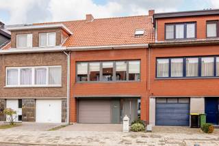 Deze bel‑étage woning biedt 178 m² bewoonbare oppervlakte, drie slaapkamers, een ruime leefruimte met veranda, garage en tuin op een perceel van 195 m². Gelegen in Ekeren, Antwerpen met vlotte toegang tot winkels, scholen en openbaar vervoer.<br /><br />Indeling<br /><br />Gelijkvloers<br />• Inkomhal<br />• Garage<br />• Wasplaats<br />• Veranda<br /><br />1ste verdieping<br />• Trappenhal<br />• Toilet<br />• Ruime leefruimte<br />• Open keuken<br /><br />2de verdieping<br />• Mezzanine<br />• Slaapkamer 1<br />• Slaapkamer 2<br />• Badkamer<br /><br />3de verdieping<br />• Zolderkamer<br /><br />Buitenruimte<br />• Tuinhuis<br />• Tuin<br /><br />Mis deze kans niet! Plan snel je bezoek en ontdek deze ruime woning zelf.<br />0496980710<br />kjento.van.hoydonck@albert.immo<br />www.albert.immo