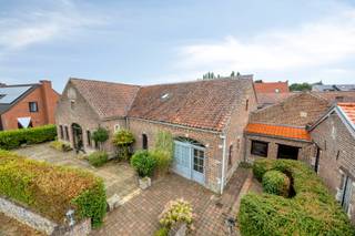 Deze zeer ruime woning met authentieke materialen in Tienen (Goetsenhoven) is deels gerenoveerd in 2026. Dit is een unieke kans! Dit voormalig restaurant is getransformeerd naar een woning met respect voor de materialen met al zijn charme. <br /><br />Met 4 ruime slaapkamers (met uitbreiding mogelijk naar 6 of 7 slaapkamers) en een bewoonbare oppervlakte van 491 m² is er voldoende ruimte voor het hele gezin. De prachtige/moderne keuken is nieuw geplaatst (juli 2026-het keukentablet wordt eind aug 2026 nieuw geplaatst) en beschikt over alle toestellen. De keuken sluit naadloos aan de ruime leefruimte met eetplaats, hetgeen alleen maar gezelligheid uitstraalt. In de leefruimte is nog de voormalige bar aanwezig, hetgeen zeer leuk is om vrienden en familie te ontvangen. <br /><br />Verder vindt u op het gelijkvloers nog een praktijkruimte/kantoor van 82m² ideaal voor uw zelfstandig activiteit of thuiswerk. <br /><br />Het huis beschikt verder nog over een tof terras aan de voor-en achterzijde waar u kunt genieten van de zon en een aperitief. <br /><br />De woning heeft een EPC-waarde energielabel C. Daarnaast zijn er 6 parkeerplaatsen beschikbaar, dus parkeren is nooit een probleem voor u en uw cliënteel. <br /><br />Verder is er 1 badkamer aanwezig die van alle gemakken is voorzien. De woning is ideaal gelegen in een rustige buurt, maar toch dicht bij alle voorzieningen zoals winkels, scholen en openbaar vervoer. De locatie is dus top. <br /><br />Kortom, deze prachtige authentieke woning in Goetsenhoven (Tienen) is de perfecte plek om te genieten van comfortabel en ruim wonen. Mis deze unieke kans niet! <br />Graag een bezoek? Bel David van LED-ON-IMMO op het nummer 0476 98 91 76 of mail naar info@ledonimmo.be. Tot gauw ;)