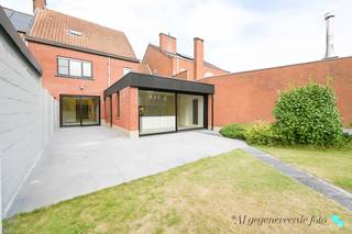 Deze ruime ééngezinswoning, gelegen nabij het centrum van Meulebeke, combineert een uitstekende ligging met een zee aan mogelijkheden. Met een bewoonbare oppervlakte van 230 m² op een perceel van 581 m² vormt dit pand een ideale thuisbasis voor een nieuw gezin. Indeling: De inkomhal leidt naar een lichtrijke en royale leefruimte met authentieke schouw. Aansluitend bevindt zich de keuken met eetplaats, van waaruit zowel de kelder als de inpandige garage bereikbaar zijn. Daarnaast beschikt het gelijkvloers over een technische ruimte met doucheruimte. De nachthal geeft toegang tot twee ruime slaapkamers. Verder is er een badkamer ingericht met lavabo, toilet en ligbad. Een vaste trap leidt naar de zolderverdieping, die tal van mogelijkheden biedt zoals een hobbykamer, master bedroom of extra bergruimte. De zuidgerichte tuin vormt een aangename buitenruimte waar volop kan worden genoten van rust en privacy. De extra garage zorgt voor bijkomende opbergmogelijkheden, terwijl ook het tuinhuis extra potentieel biedt (mancave, bar, opbergruimte, etc... ). TROEVEN: Centrale ligging | Grote zuidgerichte tuin | Heel wat mogelijkheden. TECHNISCH: EPC-label: D | Regenwater | Dubbel glas. <strong>Dit betreft een richtprijs, alle voorstellen rond €249.000 zullen aan de verkopers worden voorgelegd, die deze al dan niet kunnen aanvaarden.</strong> Benieuwd? Maurits (BIV 517.539) organiseert graag een bezoek ter plaatse. Maak een afspraak via 056 98 03 03 of via www.bordes.be