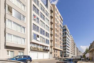 <strong>Knokke-Heist: Charmant en instapklaar 1-slaapkamerappartement te koop met open zicht op het groen en de iconische vuurtoren van Heist. </strong><br /><br />Op zoek naar een charmant appartement aan zee? Ontdek dan dit verzorgde en<strong> </strong>instapklare appartement gelegen op de vierde verdieping van de residentie 'Albion'. Dankzij de efficiënte indeling en het hedendaagse comfort is dit appartement ideaal als tweede verblijf, investering of vaste woonst. <br /><br /><strong>Indeling: </strong><br />Inkomhal met vestiaire, geïnstalleerde open keuken, lichtrijke leefruimte met open zicht op het groen, badkamer met inloopdouche, volwaardige slaapkamer. <br /><br /><strong>Troeven: </strong>
<ul><li>Volledig instapklaar. </li><li>Toplocatie, vlakbij strand, winkels en openbaar vervoer.</li><li>Open zicht op het groen en de vuurtoren.</li><li>Toegankelijke bovengrondse fietsenberging.</li><li>Gunstig EPC-label: A.  </li></ul>
Meer info? Contacteer Ayita op 0496 13 43 12.