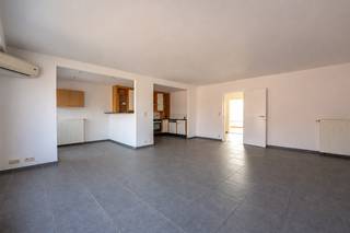 Bent u op zoek naar een ruim en lichtrijk appartement op een centrale locatie in Kapellen? Dit aangename appartement op de bovenste verdieping beschikt over twee ruime slaapkamers, een terras en een bijzonder ruime leefruimte.

Via de inkomhal betreden we het appartement. De ruime leef- en eetkamer geniet dankzij de grote raampartijen van veel natuurlijk licht. De open indeling biedt meer dan voldoende plaats voor zowel een gezellige zithoek als een ruime eettafel.

Aansluitend bevindt zich de geïnstalleerde keuken, voorzien van onder meer een kookplaat, dampkap, oven en vaatwasser.

Vanuit de leefruimte heeft u toegang tot het terras, een aangename buitenruimte met een open zicht over de omgeving.

Verder beschikt het appartement over twee ruime slaapkamers. De badkamer is ingericht met een ligbad met douchevoorziening, lavabomeubel en toilet. Daarnaast is hier ruimte voorzien voor het plaatsen van een wasmachine en droogkast.

Dankzij de ligging op de bovenste verdieping, de grote raampartijen en de open indeling geniet het appartement van een aangenaam gevoel van ruimte en veel natuurlijke lichtinval.

Het appartement bevindt zich centraal in Kapellen, op korte afstand van winkels, openbaar vervoer en het centrum. Een ideale woonst voor wie op zoek is naar ruimte, licht en een centrale ligging.

De gemeenschappelijke kosten bedragen € 50 per maand en omvatten een provisie voor het individuele waterverbruik en de elektriciteit van de gemeenschappelijke delen.

Voor meer informatie of het inplannen van een bezichtiging kunt u ons contacteren via info@vastgoed03.be