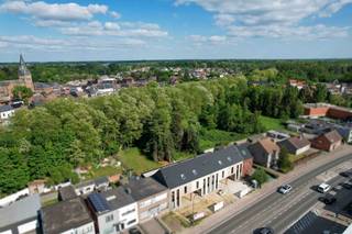 <p>Welkom in dit hedendaags woonproject aan de Liersesteenweg 132 in Sint-Katelijne-Waver. Deze nieuwe ontwikkeling omvat vier stijlvolle gezinswoningen met een eigentijdse architectuur, veel lichtinval en een groene, diepe tuin grenzend aan een bosrand.</p>
<p>Elke woning beschikt over drie ruime slaapkamers, een open leefruimte met ingerichte keuken, een moderne badkamer en een extra zolderverdieping – bereikbaar via een vaste trap – die perfect ingericht kan worden als hobbyruimte, bureau of bijkomende slaapkamers. De afwerking gebeurt naar eigen smaak volgens het lastenboek.</p>
<p>Qua energie scoort dit project uitstekend: voorzien van warmtepomp, vloerverwarming, doorgedreven isolatie, ventilatiesysteem en zonnepanelen. Zo woon je futureproof én energiezuinig.</p>
<p>Dankzij de centrale ligging zijn winkels, scholen, openbaar vervoer en verbindingswegen vlot bereikbaar. Ideaal voor gezinnen en investeerders.</p>
<p>Aankoop mogelijk aan 6% BTW, mits voldaan aan de voorwaarden.</p>
<p>Ook uw droomwoonst? Plan je afspraak met onze nieuwbouwspecialist via onze website zelf in!</p>