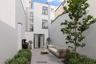 <p>Gelegen in de levendige Dambruggestraat, vlak bij Park Spoor Noord, biedt deze <strong>ruime rijwoning</strong> de ideale mix van <strong>authentieke charme</strong> en <strong>moderne afwerking</strong>. De woning beschikt over een <strong>open leefkeuken</strong> die uitkijkt op een <strong>zonnige stadstuin</strong>, een perfecte plek om te ontspannen of gezellig te dineren met vrienden.</p><p>De woning heeft <strong>lichtvolle slaapkamers</strong> die je flexibel kunt inrichten, afhankelijk van je levensstijl. De <strong>prachtige badkamer</strong> is uitgerust met een <strong>dubbele wastafel</strong>, een <strong>inloopdouche</strong> en een <strong>tweede toilet</strong>. Door de <strong>authentieke houten schuifdeuren</strong> krijgt de woning een warme sfeer die uitstekend past bij de hedendaagse afwerking.</p><p>De woning is al grotendeels gerenoveerd, met vernieuwde <strong>technieken</strong> en <strong>ramen</strong>, en de keuken is volledig ingericht. Wat nog rest, zijn enkele <strong>eindafwerkingen</strong>, zoals de <strong>vloerisolatie</strong> en <strong>vloerafwerking</strong> in de keuken, en wat kleine afwerkingen doorheen de woning. Dit geeft je de kans om de woning verder af te werken en aan te passen naar jouw smaak.</p><p>De makelaar licht graag alle details toe en geeft <strong>richtprijzen</strong> voor de resterende werken.</p><p>Dit is de kans om een <strong>karaktervolle woning</strong> met <strong>veel potentieel</strong> in het hart van Antwerpen te bezitten!</p>