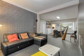 Leuke woning met 3 slaapkamers en garage op een toplocatie vlakbij het park van Boom. Gelegen in een rustige omgeving met zuidwestgerichte tuin. Winkels en openbaar vervoer zijn op wandelafstand.<br /><br />Indeling: <br />Gelijkvloers: <br />- Inkomhal<br />- Leefruimte met aansluitend de eetruimte<br />- Keuken <br />- Apart toilet<br />- Zuidwestgerichte tuin<br /><br />Verdieping 1: <br />- Slaapkamer 1 <br />- Slaapkamer 2 <br />- Badkamer<br />- Nachthal<br /><br />Verdieping 2: <br />- Slaapkamer 3<br /><br />Verder is er nog een kelder aanwezig<br /><br />Bijzonderheden:<br />- Inclusief garagebox <br />- Verwarming op stookolie<br />- Conforme elektrische keuring<br />- Mogelijkheid tot 4 slaapkamers<br /><br />Locatie: Winkels en diensten bevinden zich op wandelafstand alsook openbaar vervoer. Via de A12 en E19 heeft u tevens een goede en snelle verbinding naar Antwerpen, Mechelen, Lier en Brussel.<br /><br />Bent u geïnteresseerd in dit vastgoed te koop in 2850 Boom? Aarzel dan niet om contact met ons op te nemen.<br />Wenst u uw eigendom ook te koop of te huur te stellen? Steeds tot uw dienst om u verder te helpen met al uw vragen over vastgoed!<br /><br />Bestuursmaatregelen in het maatregelenregister: nee