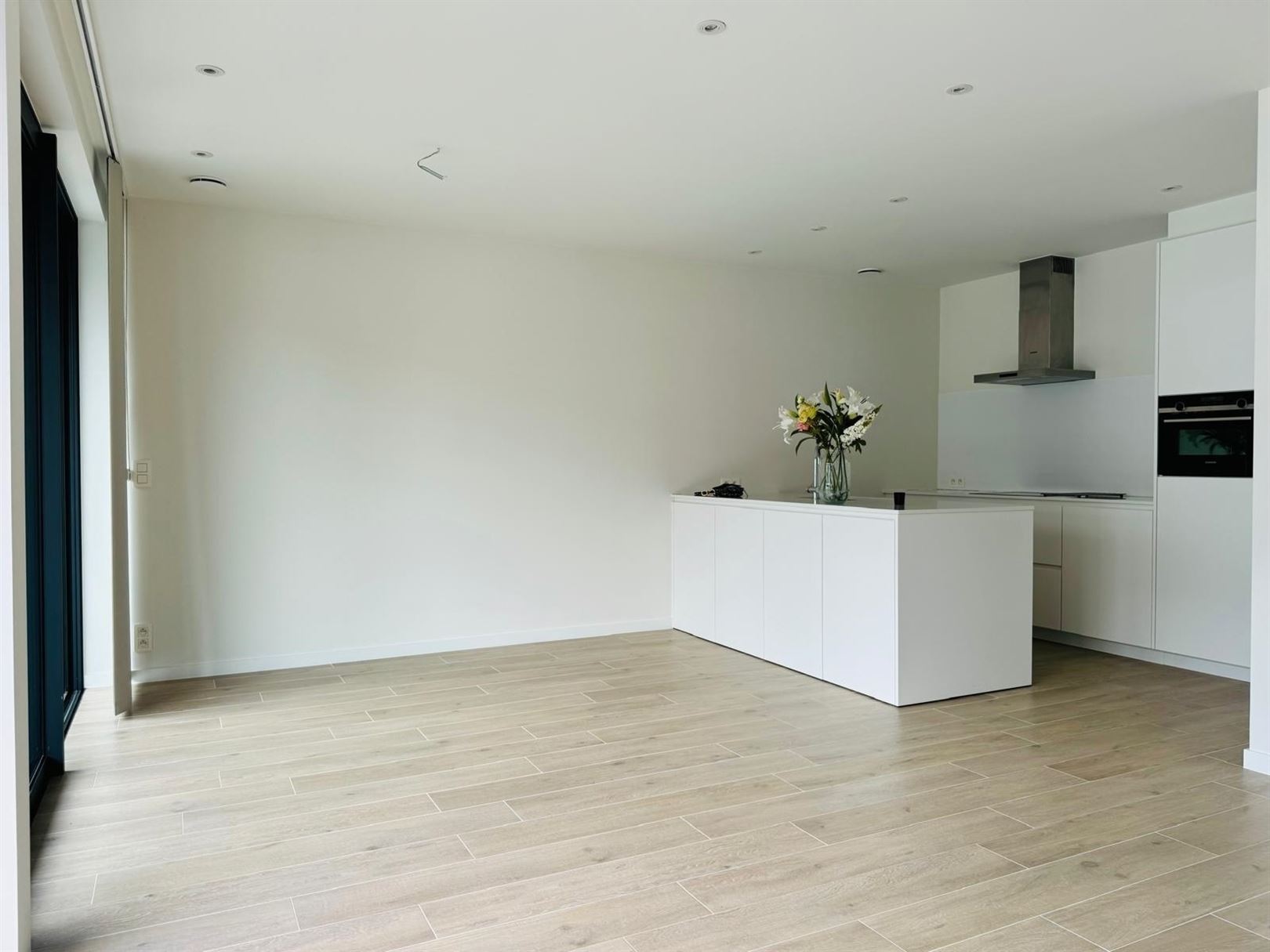 Appartement met twee slaapkamers, groot terras en autostaanplaats - foto 4