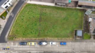 Dit perceel, heeft een totale oppervlakte van zo'n 577 m² (zie plan lot 2), de straatbreedte bedraagt ongeveer 28 meter. Er werd een...