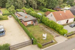 <p>Grondig te renoveren/uit te breiden woning met ruime garage of eventueel sloop en wederopbouwproject aan 6% BTW (mits voldaan aan voorwaarden). Prima ligging met maximum aan privacy en rustig gelegen in de Ronkaartweg een rustige straat nabij centrum Halle-Zoersel op een perceel van 1085m² met een perceelsbreedte van circa 12,75m.<br /><br />INDELING: Inkomhal - Slaapkamer vooraan/bureau - Leefruimte - Keuken - Nachthal - Badkamer - Slaapkamer 2 - Slaapkamer 3 - Garage. Bij het grondig renoveren of sloop en wederopbouwen zijn er diverse fiscale interessante zaken op het vlak van BTW en eventueel bijkomende premies. <br /><br />BOUWVOORSCHRIFTEN: Als de woning zou worden afgebroken, zou – gelet op de beperkte breedte van het perceel en de positie van de aanpalende woningen – een nieuwe woning kunnen gebouwd worden op de linker perceelsgrens volgens het klassieke gabarit. De gevel op de perceelsgrens zou moeten afgewerkt worden in een facadesteen (dus geen snelbouw of leien).<br /><span><br /><span>BIJZONDERHEDEN: Klein gedeelte voortuin zal onteigend worden door gemeente in functie van rioleringswerken - Stedenbouwkundige informatie in aanvraag - P-G score: A </span>- <span>EPC: 1007 UC 3886189 (Renovatieplicht van toepassing.)</span></span></p>
