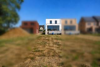 <p>Bouw uw droomwoning op een toplocatie!<br />In het charmante en rustige Schaffen (Diest) bieden wij u een aantrekkelijke bouwgrond aan, ideaal voor het realiseren van een stijlvolle Halfopen bebouwing. het perceel geniet van een mooie oppervlakte, een gunstige ligging en een uitstekende bereikbaarheid, waardoor ze de perfecte basis vormen voor uw toekomstige thuis.<br />De bouwgrond heeft een oppervlakte van 6 are 62 centiare, waardoor u over voldoende ruimte beschikt om een ruime woning met tuin aan te leggen. Dankzij de aangename omgeving geniet u dagelijks van rust en privacy, terwijl winkels, scholen, openbaar vervoer en de op- en afritten van de autosnelweg zich op korte afstand bevinden. Ook het bruisende centrum van Diest is vlot bereikbaar.<br />Of u nu op zoek bent naar een perceel om uw gezinswoning te bouwen of een interessante investering zoekt, deze bouwgronden bieden tal van mogelijkheden.<br />Troeven:<br />• bouwgrond voor halfopen bebouwing <br />• Oppervlakte 662 m² <br />• 2 Bouwlagen<br />• Bouwlijn op 16m van straatzijde<br />• De maximale bouwdiepte voor het hoofdgebouw bedraagt 15,00m op het gelijkvloers en 12,00m op de verdieping<br />• Zijgevel op 3 meter van perceelsgrens.<br />• Tuinhuis van max 40m²<br />Grijp deze unieke kans en bouw uw droomwoning op één van deze prachtige percelen in het gegeerde Schaffen.<br />Interesse? Neem vandaag nog contact met ons op voor meer informatie of een bezoek ter plaatse.</p>
