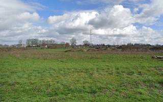 Laatste lot te koop: 695 m²<br />Bouw jouw droomwoning in een rustige en kwalitatieve verkaveling, vlak bij het centrum van Evergem en met een vlotte verbinding naar belangrijke invalswegen.<br />Dit is het laatste beschikbare perceel (Lot 4) binnen dit project en biedt alle ruimte om een woning volledig op maat te realiseren.<br />Voorbeeldwoning – inspiratie voor jouw thuis<br />Op dit perceel werd een hedendaagse voorbeeldwoning ontworpen die perfect inspeelt op comfort, licht en ruimte. Ontvang alle plannen, het lastenboek en ontdek de mogelijkheden.
