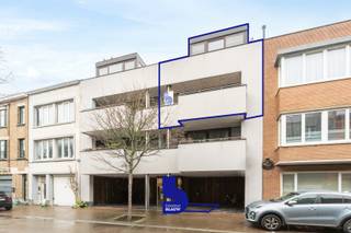 Dit uitzonderlijke duplexappartement, winnaar van The Block 2007, werd door Roland en Martine smaakvol en tot in de perfectie gerenoveerd. Elk detail straalt kwaliteit, warmte en klasse uit. Dit is een unieke kans voor wie op zoek is naar een instapklaar appartement met karakter en uitstraling. Kom kijken en overtuig jezelf!<br /><br />Via de open inkomhal in natuursteen betreed je de ruime en lichtrijke leefruimte met parketvloer, een gezellige gascassette in de schouw en directe toegang tot het zuidgerichte terras aan de voorgevel. De open landelijke cottagekeuken is volledig uitgerust en vormt samen met de aangrenzende wasplaats/berging en het gastentoilet een perfect functioneel geheel voor comfortabel wonen.<br /><br />Op de dakverdieping bevinden zich twee slaapkamers, waarvan één met ingebouwde kleerkast, een ruime nachthal, een tweede apart toilet en een prachtig ingerichte cottagebadkamer met douche, ligbad en dubbele lavabomeubel.<br />De combinatie van licht, ruimte en afwerking zorgt hier voor een aangename en rustige woonbeleving.<br /><br />Bij de verkoop zijn bovendien een privatieve kelderberging, een fietsberging en een carport inbegrepen, wat het comfort en de praktische meerwaarde van dit appartement compleet maakt.<br /><br />Een uniek pand met een verhaal, uitstraling en uitzonderlijke afwerkingsgraad — een echte buitenkans voor wie iets bijzonders zoekt.