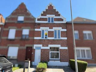 Op een rustige locatie in Roeselare, vlakbij alle nodige voorzieningen, vinden we deze volledig gerenoveerde woning terug. Achter de charmante gevel schuilt een stijlvolle en warme thuis, waar moderne afwerking perfect samengaat met authentieke elementen zoals de originele trap en plankenvloeren.

Via de inkomhal, met praktische ruimte voor jassen en schoenen, betreden we de woning. Deze leidt ons naar de ruime en vooral lichtrijke leefruimte. De volledig geïnstalleerde keuken beschikt over heel wat kastruimte en sluit naadloos aan op de gezellige zithoek met gashaard.

Daarnaast is er op het gelijkvloers nog een handige bureauruimte, ideaal voor thuiswerk, evenals een afzonderlijk toilet. Extra bergruimte is voorzien in de praktische berging aansluitend aan de keuken en in de droge kelder.

Op de eerste verdieping bevindt zich de stijlvolle badkamer, uitgerust met zowel een ligbad als een douche, evenals een eerste ruime slaapkamer. De tweede verdieping biedt nog twee volwaardige slaapkamers.

De woning beschikt bovendien over een aangename stadstuin waar het heerlijk vertoeven is, aangevuld met een praktische tuinberging.

Bent u op zoek naar een stijlvolle, instapklare woning op een rustige ligging? Aarzel niet en plan vandaag nog uw bezoek! Contacteer Bo op 0498 74 25 28. 