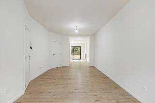 Deze recent gerenoveerde woning is geschikt voor wie op zoek is naar een instapklare woning in het centrum van Sint-Niklaas. De woning...