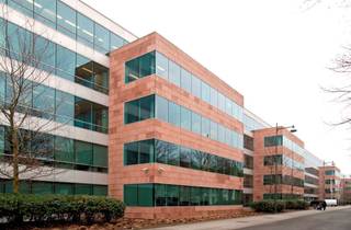 <p>Modern open space kantoor te huur in Mechelen, pal aan het station en op enkele minuten van de E19 richting Brussel en Antwerpen. De kantoorruimte maakt deel uit van een verzorgd complex met een representatieve inkomhal en gemeenschappelijke receptie.</p>
<p>Binnenin vind je een lichtrijke open space met moderne afwerking, verhoogde vloer, ingebouwde LED-verlichting, klimaatregeling en voorzieningen voor kitchenette. Dankzij de grote raampartijen en flexibele indeling is dit een aangename, efficiënte werkplek voor elk type onderneming.<br /><br />Financiële voorwaarden: <br />Huurprijs: €140/m²/jaar<br />Gem. kosten €44/m²/jaar<br />Onroerende voorheffing €19/m²/jaar<br /><br /></p>
<ul></ul>
<p>Een kantoorruimte nabij station Mechelen die comfort, zichtbaarheid en bereikbaarheid moeiteloos combineert. Ideaal voor bedrijven die professioneel willen uitblinken op een toplocatie.</p>