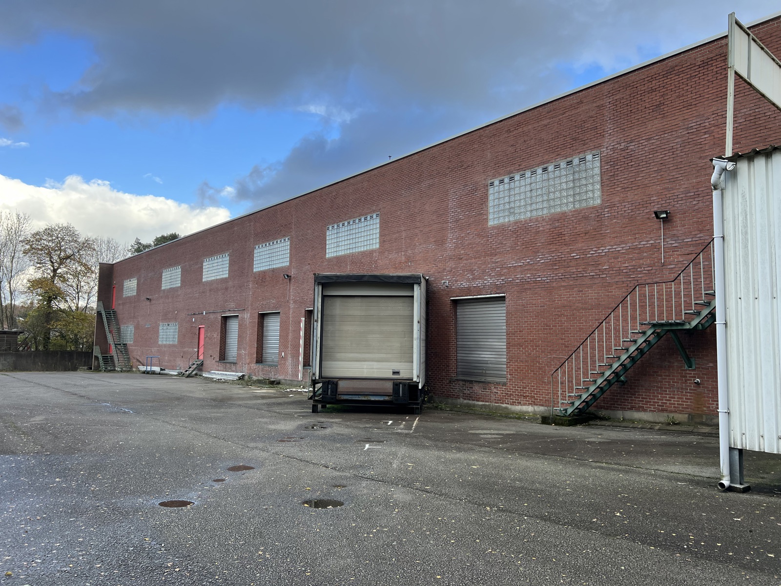 Tijdelijke verhuur van commerciële ruimte / opslagplaats op TOP ligging. - foto 4