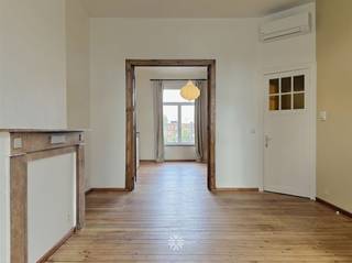 <p><span>GENT - K. Elisabethlaan 54: Op zoek naar een</span><span> gerenoveerd appartement te huur aan station Gent? </span><span>Dan is dit pand mogelijk iets voor u.</span></p><p><span> </span></p><p><span>De belangrijkste troeven in een notendop: </span></p><ul><li><span>Gerenoveerd appartement (airco voorzien)</span></li><li><span>Energiezuinig appartement</span></li><li><span>Gelegen op 100m van Station Gent-Sint-Pieters</span></li><li><span>Vlotte verbinding naar de stadscentrum met het openbaar vervoer of per fiets</span></li></ul><p><span> </span></p><p><span>Indeling:</span></p><p><span>Het appartement bevindt zich op de tweede verdieping van het gebouw, zonder lift. </span></p><p><span>Omvat: Inkomhal met apart toilet, badkamer (douche, wasmeubel en aansluiting wasmachine). De open leef-en eetruimte biedt toegang tot de geïnstalleerde keuken , slaapkamer.</span></p><p><span> </span></p><p><span>Huurprijs: € 895 + € 55 forfait gemeenschappelijk kosten en eigen water. Elektriciteit afzonderlijk af te rekenen. </span></p><p><span>Beschikbaar vanaf heden. Domicilie verplicht.</span></p><p><span> </span></p><p><span>Neem contact op met Axel Lenaerts makelaars voor een bezoek via onze website.</span></p>