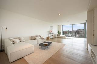 <p>Op een zeldzame toplocatie aan de Napoleonkaai 19 presenteren we u een uitzonderlijk appartement van maar liefst 241 m² in een kleinschalig en uiterst residentieel gebouw. Hier woont u op de 4e verdieping, badend in licht dankzij de zuidoriëntatie, met een panoramisch zicht over het Willemdok en het iconische MAS — een uitzicht dat nooit verveelt.</p><p>Gelegen midden op het bruisende Eilandje, vlak aan de jachthaven en tal van restaurants en galerijen, met vlotte verbinding naar de invalswegen.</p><p>• Absolute topligging aan het Willemdok<br />• Uitzonderlijke lichtinval<br />• 2 terrassen met zuidoriëntatie en fenomenaal uitzicht<br />• 3 slaapkamers en 2 badkamers<br />• Grote kelderberging inbegrepen<br />• 2 garageboxen inbegrepen – een zeldzame luxe in de stad</p><p>Dit stijlvolle appartement ademt klasse en ruimte. De royale leefruimte met grote raampartijen vormt het hart van de woning en vloeit naadloos over in twee prachtige terrassen, waar u van ’s ochtends tot ’s avonds geniet van zon, rust en het kabbelende water.<br />Met 3 volwaardige slaapkamers en 2 badkamers biedt deze woonst alle comfort voor wie op zoek is naar luxe en functionaliteit. Elk detail draagt bij aan een gevoel van verfijnd wonen op topniveau.</p><p>Op een ligging die maar zeldzaam te koop komt, combineert dit appartement een gevoel van thuiskomen met de luxe van een totaalconcept.</p><p>En parkeren in de stad? Geen stress: Er zijn ondergronds 2 ruime garageboxen inbegrepen.</p><p>Ervaar zelf deze unieke woonbeleving. Plan je bezoek via www.sinjoor.be of bel ons voor meer informatie 03 283 05 00.</p>