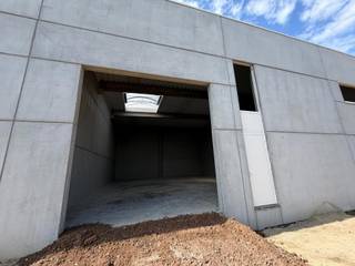 <p>Nieuwbouw KMO-unit te koop in Kampenhout, met een oppervlakte van 192 m². Oplevering voorzien in augustus 2026.</p>
<p>Strategisch gelegen langs de Mechelsesteenweg (N26), met een vlotte verbinding naar de E19 en E40 richting Brussel, Antwerpen en Gent — wat zorgt voor uitstekende bereikbaarheid én zichtbaarheid.</p>
<p>De unit biedt een kwalitatieve opslagruimte met een vrije hoogte van ca. 6 m, toegankelijk via een automatische sectionaalpoort (4 x 4,2 m) en een aparte inkomdeur. Voorzien van een gepolierde en gewapende betonvloer (2.500 kg/m²), lichtstraten met rookluik, een geïsoleerd dak en een regenwaterput (5.000 L).</p>
<p>Gelegen in Business Park Overdevaert te Kampenhout, met camerabewaking, LED-verlichting en branddetectie. Inclusief 2 privatieve parkeerplaatsen en de mogelijkheid tot laadpalen.</p>
<p>Contacteer Structura.biz voor bijkomende informatie en/of een bezoek — 02/462.32.00!</p>