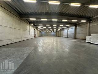 Logistiek magazijn van +/- 1.500 m² met kantoorruimte te huur op het LAR in Rekkem. Strategisch gelegen op het internationale transportcentrum LAR, nabij de E17 en E403 en de Franse grens, met een uitstekende bereikbaarheid voor nationaal en internationaal goederenvervoer.<br /><br />Het magazijn beschikt over een oppervlakte van +/- 1.500 m², een vrije hoogte van 6 m en een polybetonvloer. Dankzij de aanwezigheid van 3 laadkades en 1 sectionale poort is een efficiënte laad- en loswerking gegarandeerd. Boven de laadkades bevindt zich ca. 100 m² kantoorruimte, aangevuld met sanitaire voorzieningen.<br /><br />De site biedt bovendien ruime parkeermogelijkheden en voldoende buitenruimte, wat bijdraagt aan een vlotte logistieke organisatie.<br /><br /><strong>Kleinere of grotere oppervlaktes ook beschikbaar op de site, voor meer info neem gerust contact.</strong><br /><br />Contacteer PANORAMA B2B voor bijkomende (technische) inlichtingen, plannen of een vrijblijvend plaatsbezoek op 056 222 562.