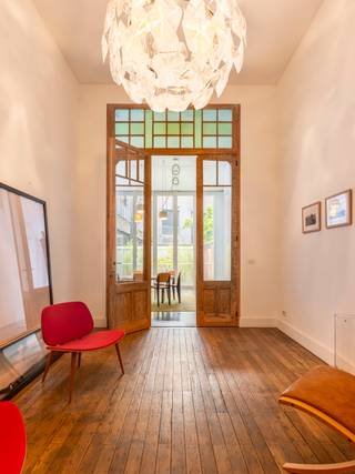 <p><span>Karaktervol Art Nouveau-pand uniek gerenoveerd met oog voor authenticiteit op toplocatie! Bijzonder rustig gelegen!</span></p>
<p><span>De woning ademt geschiedenis en klasse. Architect Cuypers liet zich bij het ontwerp duidelijk inspireren door de Japanse architectuur, wat resulteert in verfijnde lijnen, harmonieuze proporties en een unieke sfeer. Tijdens de recente grondige renovatie zijn alle authentieke elementen zorgvuldig bewaard gebleven en hedendaags comfort werd voorzien.</span></p>
<p><span>Momenteel is het gelijkvloers ingericht als kantoorruimte, wat deze woning ideaal maakt voor wie wonen en werken wil combineren. De verdiepingen herbergen vier ruime slaapkamers en twee badkamers, perfect voor een groot gezin of voor wie extra ruimte zoekt voor hobby’s of gasten.</span></p>
<p><span>Extra troeven:</span></p>
<ul>
<li>
<p><span>Gelegen in een bijzonder rustige buurt, met vlotte verbinding naar stad en snelweg</span></p>
</li>
<li>
<p><span>Originele Art Nouveau-elementen in perfecte staat</span></p>
</li>
<li>
<p><span>Veel lichtinval en een aangename, open sfeer</span></p>
</li>
<li>
<p><span>Parking mogelijk in het naastgelegen pakhuis</span></p>
</li>
<li>
<p><span>Geschikt als gezinswoning, praktijkwoning of karaktervolle kantoorruimte</span></p>
</li>
</ul>
<p><span>Dit unieke pand biedt een zeldzame combinatie van architecturale waarde, woonkwaliteit en functionele mogelijkheden. Een buitenkans voor wie op zoek is naar iets met karakter én comfort.</span></p>