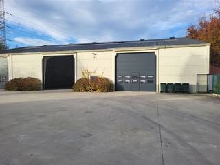 Overdekte stallingen van 9m x 3.4m te huur op jaarbasis.voor camper, caravan, boot, mobilhome, auto, oldtimer,...  * loods met gepolierde betonvloer...