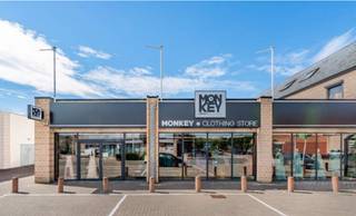 Gelegen in het hart van een retailpark langs de Maas in Andenne en met een optimale commerciële...