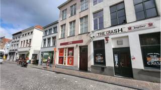 Instapklare winkelruimte op een commerciële ligging in de Langestraat, een drukke winkelstraat in het centrum van Brugge in een dichtbevolkte...