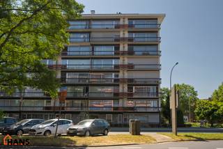 Gezellig, deels gerenoveerd appartement met ruim terras en garagebox.<br />Dit appartement bevind zich op de bovenste verdieping van het gebouw.<br />Het beschikt over een lichtrijke leefruimte door ramen aan beide zijden, keuken met kasten, kookplaat, dampkap en oven en aansluitende berging; apart toilet; vernieuwde badkamer met inloopdouche en dubbele lavabo; 2 slaapkamers en zeer ruim terras. Tot slot is een garagebox en staanplaats inbegrepen.<br /><br />Gemeenschappelijke kosten: 250 EUR (lift, poetsen gemene delen, provisie water en verwarming, minuterie, aandeel syndicus, ...)<br />Geschikt voor maximaal 4 personen.<br />Beschikbaar vanaf 01/08/2026.<br /><br />Huurwaarborg bedraagt 3 maanden huur.<br />Plaatsbeschrijving door extern bedrijf met gedeelde kosten.<br /><br />Een bezoek ter plaatse kunt u enkel online reserveren op www.hansvastgoed.com.<br />Voor meer informatie, bezoek onze website www.hansvastgoed.com of neem contact op met info@hansvastgoed.com of +32 3 366 05 30.