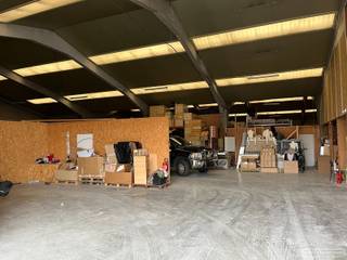 <strong>Magazijn </strong>- <strong>bergplaats - wind en waterdicht </strong>
<p> </p>
<p>Afgesloten ruimte van 200 m² met apart bureel.<br />Laden en lossen via gemeenschappelijke sectionaal poort. Ruimte heeft goede hoogte om optimaal te gaan stockeren.</p>
<p>Lichtstraten. Elektriciteit / stopcontacten <br /> </p>
<p>Perfecte bereikbaarheid - vlakbij op- en afrit E17<br /><br />Beschikbaarheid: 1/8/2026<br /><br />Huurprijs: € 580 + btw</p>