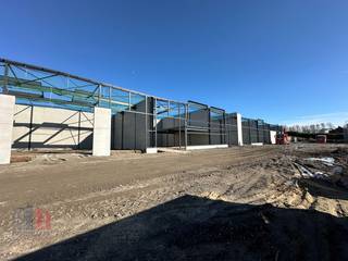 Nieuwbouw KMO-unit te koop met een oppervlakte van 360 m² en 4 privatieve parkeerplaatsen.<br />De lood maakt deel uit van <strong>“Apollo”</strong>, een gloednieuw KMO-project bestaande uit diverse multifunctionele units vanaf 175 m² tot 720 m² (samenvoegbaar), waaronder enkele met kantoorverdieping.<br />Deze ontwikkeling ligt op <strong>minder dan 2 km</strong> van het op- en afrittencomplex van de <strong>E17 te Waregem</strong> – een absolute <strong>toplocatie</strong> voor ondernemers die belang hechten aan bereikbaarheid in een bedrijvige regio.<br /><br />De casco magazijnruimtes (brandklasse C) zijn opgebouwd uit een duurzame staalstructuur met combinatie van geïsoleerde betonpanelen. Ze beschikken over een <strong>vrije hoogte van 6 meter</strong>, wat zorgt voor een optimaal gebruik van de ruimte. Elke unit is standaard uitgerust met een <strong>automatische sectionale poort</strong> (4 m B x 4,2 m H) met aparte toegangsdeur en grote glaspartij, een lichtstraat met geïntegreerde RWA-koepel en een slijtvaste <strong>polybetonvloer </strong>(1T/m²). Tevens beschikt elke unit over een individuele regenwaterput van 15.000L.<br /><br />Per unit zijn er<strong> privatieve parkeerplaatsen voorzien</strong> (niet inbegrepen in de verkoopprijs). De loodsen zijn ideaal voor uiteenlopende doeleinden zoals atelier, opslag en distributie.<br /><br />De middelenverbintenis met betrekking tot de oplevering van blok 4 is gepland voor het <strong>eerste kwartaal van 2027</strong>. Grijp nu je kans en investeer in een toekomstgerichte werkomgeving op een toplocatie!<br /><br /><span><span>Contacteer <strong>PANORAMA B2B</strong> voor bijkomende (technische) inlichtingen, plannen of een vrijblijvend <strong>plaatsbezoek 056 222 256.</strong></span></span>