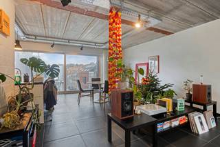 Welkom in de Fonteinstraat ! Deze penthouse van maar liefst 128 m² is gelegen in een kleinschalige residentie met slechts drie wooneenheden...