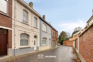 VALIMMAS verkoopt in het centrum van Asse deze verzorgde en ideaal gelegen woning met tuin, zonneterras en garage.... Het gelijkvloers bestaat uit...