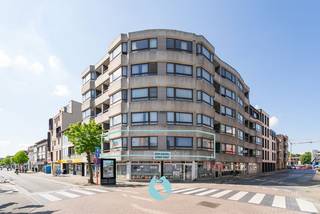 Gelegen aan de levendige Grote Markt van Zelzate met op maandag de wekelijkse markt, bieden wij u dit goed onderhouden en lichtrijke appartement...