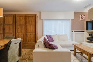 Deze charmante bungalow is gelegen op 720m2 in de gegeerde groene Wijnberg wijk. Een plek waar jarenlang met plezier werd gewoond en waar een gezin met 3 kinderen ruimte vond om te groeien. Het perceel is aan de voorzijde afgesloten met een elektrische poort. <br /><br />De woning beschikt ook over een garage/opslag, carport, fietsberging en houtopslag &amp; een afgeschermde jacuzzi. De oorsponkelijk inpandige garage werd opgevormd tot een extra slaapkamer en bergruimte.<br /><br />Via de inkomhal bereiken we het gastentoilet en de gezellige leefruimte met houtkachel, waar vele familiemomenten plaatsvonden. Aansluitend is er de afsluitbare veranda, een extra leefruimte om te genieten van de 1ste en laatste zon. De volledig uitgeruste keuken beschikt over een achterdeur met dierenluik.<br /><br />De nachthal, waar ook de technische voorzieningen zijn, geeft toegang tot 3 slaapkamers (één ruime en 2 kleinere), de badkamer met bad, lavabo, toilet &amp; een bijkomende berging.<br /><br />De aangelegd tuin is een speelomgeving voor kinderen en plek voor familie &amp; vrienden. De zonnepanelen (4940 Wp) zorgen mede voor de opslag van de thuisbatterij (5 kWh).<br /><br />Nu alle kinderen uit huis zijn is het tijd voor een nieuw hoofdstuk. Misschien wel voor u om, net als vroeger, prachtige herinneringen te maken. <br /><br /><br />Waarom net dit aanbod overwegen?<br /><br />-> zeer aangename grote tuin<br />-> rustige groene wijk<br />-> afgesloten perceel<br />-> nabij centrum<br />-> garage &amp; carport<br /><br />Interesse, bel 0471 69 44 30<br />Attesten &amp; documenten: www.nestr.be