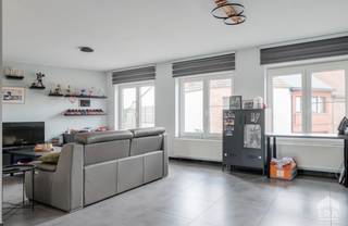 <p>Ruim duplex-appartement in Scherpenheuvel-Zichem</p><p>[[ DIT PAND NEEMT DEEL AAN DE ERA OPEN HUIZEN DAG OP 19/9 VAN 14:30 TOT 15:30 ]]<br />Te koop: duplex-appartement op de eerste en tweede verdieping in het centrum van Zichem, op wandelafstand van tal van voorzieningen.</p><p>Dit eigentijdse en modern afgewerkte appartement uit 2012 biedt maar liefst 169 m² bewoonbare vloeroppervlakte, verdeeld over twee verdiepingen. De lichtrijke leefruimte sluit naadloos aan op de moderne keuken met ontbijthoek. De bureauruimte op de eerste verdieping kan worden afgesplitst als aparte slaapkamer, en de grote dressing boven kan eveneens worden omgevormd tot een volwaardige slaapkamer.Zo zijn er tot vier slaapkamers mogelijk, naargelang uw noden. Met twee terrassen, een carport en EPC-label B woont u hier comfortabel en energiezuinig, zonder renovatieverplichting.</p><p>Troeven:</p><p>Ruim duplex-appartement van 169 m² met eigentijdse afwerking, twee terrassen en carport in het centrum van Zichem.<br />Uitzonderlijk flexibele indeling met mogelijkheid tot drie of zelfs vier slaapkamers, dankzij een splitsbare bureauruimte en een grote dressing.<br />Energiezuinig wonen met EPC-label B en geen renovatieverplichting, op wandelafstand van alle voorzieningen.<br />Maatregelenregister: blanco</p>