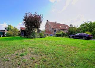 Op zoek naar een karaktervolle eigendom met ruimte, rust en toekomstmogelijkheden? Deze authentieke hoevewoning met stalling beschikt over een straatbreedte van maar liefst 41,40 meter én een perceel bouwgrond voor open bebouwing.<br />De woning is toe aan renovatie, maar biedt dankzij haar authentieke karakter, de ruime omgeving en de prachtige vergezichten over de omliggende velden heel wat mogelijkheden.<br />De voorgevel is beschermd als erfgoed. In overleg met de bevoegde erfgoeddiensten zijn er mogelijkheden om de woning te verbouwen en/of bij te bouwen. Voor renovatiewerken kan, indien aan de wettelijke voorwaarden voldaan is, het verlaagde btw-tarief van 6% van toepassing zijn.<br />Een unieke kans voor wie authenticiteit, ruimte en bouwpotentieel wil combineren.<br />Meer informatie of een bezoek?<br />info@rosiersderidder.be | 052/41.41.94<br />Referentie: 5733