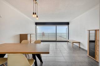 Vous rêvez de vous réveiller avec une vue imprenable sur la mer ? Cet appartement de Blankenberge combine des vues à couper le souffle avec un excellent certificat de performance énergétique et un emplacement de rêve absolu sur la côte. C'est une excellente opportunité pour ceux qui cherchent à acheter une résidence secondaire ou qui recherchent un investissement locatif de vacances intelligent. Grâce à notre gamme de biens immobiliers de qualité, nous vous proposons ce bâtiment prêt à emménager situé sur le Zeedijk de Blankenberge.<br /><br />Disposition de la propriété :<br /><br />- Hall d'entrée<br />- Toilettes séparées pour les invités<br />- Espace de vie lumineux avec vue frontale panoramique sur la mer<br />- Cuisine installée<br />- Chambre spacieuse<br />- Salle de bain<br />- Deux terrasses pour profiter pleinement de l'extérieur<br />- Rangement privé au sous-sol<br />- Abri à vélos commun<br /><br />Emplacement et avantages supplémentaires :<br />L'emplacement unique sur le Zeedijk de Blankenberge garantit un accès facile par les transports en commun, le tramway côtier et la voiture. Les supermarchés, les restaurants chaleureux et le port de plaisance animé sont accessibles à pied. Cette propriété économe en énergie est maintenant en vente et constitue l'achat idéal pour ceux qui souhaitent profiter d'une propriété sur la côte belge.<br /><br />Vous souhaitez devenir propriétaire de cet appartement à Blankenberge ? N'hésitez pas à nous contacter pour plus de détails ou pour découvrir cette vente de plus près.<br /><br />Registre des mesures: non