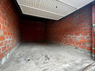 <p><span>Verhuurde GARAGE (</span><span>±</span><span> 15,5 m²) in het centrum te Roeselare</span></p><p><span> </span></p><p><span>Inrit via de Adriaen Willaertstraat (zijstraat Hugo Verriestraat).</span></p><p><span> </span></p><p><span>Verhuurd aan 60€ per maand. </span></p><p><span> </span></p><p><span> </span></p>
