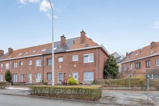 Cette maison rénovée est proposée à la vente dans un endroit facilement accessible à Blankenberge. Néanmoins, la maison se trouve à une courte distance de divers commerces, écoles et principales routes d'accès. Les personnes à la recherche d'un bien immobilier tourné vers l'avenir apprécieront certainement la rénovation énergétique complète, y compris les panneaux solaires et la climatisation.La disposition de la maison est la suivante :Rez-de-chaussée :- Hall d'entrée avec toilettes et accès au spacieux sous-sol - Salon et salle à manger lumineux - Cuisine installée au confort contemporain- Cour de ville confortable avec une bonne orientation- Local de rangement avec buanderie et nombreux placards intégrés1er étage :- Hall de nuit- 3 chambres- Salle de bain2e étage :- Chambre très spacieuse avec possibilité de diviser en deux chambres et une salle de bain supplémentaireGrâce à la rénovation, vous pouvez profiter d'une maison prête à emménager avec une consommation d'énergie favorable. Envisagez-vous d'acheter à Blankenberge ? Alors cette maison avec ses options d'agrandissement est un succès absolu. L'alliance du confort, de l'accessibilité et de la finition fait de cette vente une belle opportunité. N'hésitez pas et planifiez votre visite dans cette maison à Blankenberge, à vendre pour ceux qui se décident rapidement.