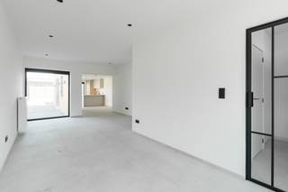 <p>Gelegen aan de Steenweg op Kleine Brogel in Bocholt, verwelkomt deze halfopen gezinswoning u in een warme en uitnodigende omgeving. Met een bewoonbare oppervlakte van 142 m² biedt deze woning voldoende ruimte voor een gezin dat comfort en gezelligheid waardeert. De woning, gebouwd in 1973, werd volledig gerenoveerd. De praktische indeling omvat onder andere een ruime keuken, een comfortabele woonkamer en vier royale slaapkamers.<br /> </p>
<p>Deze woning beschikt tevens over een badkamer en twee toiletten, wat bijdraagt aan het dagelijks comfort. De nabijheid van een parkeerplaats maakt het eenvoudig om uw voertuig veilig te stallen. Het perceel biedt de mogelijkheid om buiten te genieten van de groene omgeving en de rust van de buurt. <br /><br />Pluspunten:<br /><br />Volledig gerenoveerd<br />Ruime woning<br />Zeer praktische indeling<br />Veel lichtinval<br /><br /> </p>
<p>Heeft u interesse om deze charmante woning te bezoeken? Neem gerust contact met ons op voor meer informatie en om een afspraak in te plannen. Wij helpen u graag verder in uw zoektocht naar uw nieuwe thuis.</p>
