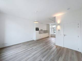 Dit appartement te huur bevindt zich in de Napelsstraat, midden in een bruisende buurt in Antwerpen. Je wandelt zo naar het trendy Eilandje en het historische centrum, waar je talloze winkels, restaurants en culturele hotspots vindt. Het is de ideale uitvalsbasis om te genieten van alles wat de stad te bieden heeft.Indeling:- open leefruimte- open keuken voorzien van alle comfort- hal met trap naar slaapgedeelte- badkamer met toilet, enkele lavabo en inloopdouche- slaapkamerExtra troeven: - uitstekende ligging- natuurlijke lichtinval- gerenoveerd- lage gemeenschappelijke kosten- kleinschalig gebouw- goed EPC label B- uitstekende mobiscore: 9,3/10Beschikbaar vanaf 01/09.De maandelijkse vaste kosten bedragen 15 euro per maand voor de kosten van de gemene delen.Bent u geïnteresseerd in dit appartement te huur te Antwerpen?Aarzel dan niet om een bezoekaanvraag in te dienen via onze website via de daar voorziene rode balk.Wenst u uw eigendom ook te koop of te huur te stellen? We helpen u graag verder. Steeds tot uw dienst om u verder te helpen met al uw vragen over vastgoed.