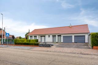 Deze instapklare, recent gerenoveerde open bebouwing staat op een perceel van 6a 48ca gelegen in een residentiële wijk in Zolder. Een ideale woning voor een gezin dat op zoek is naar comfort en rust. De woning ligt centraal: de E314 is vlakbij en ook winkels, scholen en horeca zijn vlot bereikbaar. Wie van natuur en vrije tijd houdt, vindt in de buurt de wandel- en natuurgebieden De Wijers en Bolderberg en Circuit Zolder.<br /><br />Indeling<br />Via de inkomhal komt u in de woning en heeft u toegang tot alle ruimtes. Aan de linkerkant ligt de ruime woonkamer, waar de grote raampartijen voor veel natuurlijk licht zorgen en de airco voor comfort in elk seizoen. Aansluitend aan de woonkamer vindt u de keuken en eetkamer, die volledig is uitgerust met alle apparaten en voldoende kastruimte. De inkomhal loopt verder door naar de nachthal, die toegang geeft tot 2 ruime slaapkamers (waarvan één is uitgerust met een dressing), de badkamer, een berging en de inpandige garage. Via een zolderluik bereikt u de zolderruimte onder het dak. Aan de achterzijde van de woning ligt een terras, deels overdekt met een vaste terrasoverkapping en deels met een zonneluifel. In de tuin staat bovendien nog een tuinhuis en houten overkapping die als carport kan gebruikt worden.<br /><br />Comfort en energie<br />- Verwarming op aardgas via radiatoren en convectoren<br />- Airco’s in de woonkamer en nachthal<br />- Raampartijen in afwisselend hout en PVC met hoogrendementsbeglazing<br />- Alle ramen voorzien van rolluiken<br />- EPC-label D, 339 kWh/m²<br />- De vroegere stookolietank is al gesaneerd<br /><br />Interesse? Neem vandaag nog contact met ons op voor een vrijblijvende bezichtiging!