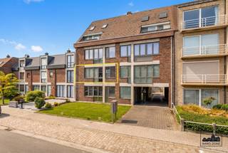 <p><span>Dit 2 slaapkamer appartement in het centrum van Wetteren geniet van een gunstige ligging met alle voorzieningen zoals winkels, scholen en openbaar vervoer op wandelafstand. Daarnaast profiteert dit appartement ook van een goede bereikbaarheid door diverse invalswegen en de nabijheid van de op- en afritten van de R4, E17 en E40.</span></p><p><span> </span></p><p><span>De indeling is als volgt: centrale inkomhal met gastentoilet, die uitgeeft op de lichtrijke leefruimte met aansluitend de keuken die voorzien is van een vaatwasser, keramische kookplaat en veel opbergkasten. Naast de keuken vinden we een praktische berging. Achtergelegen vinden 2 slaapkamers en een badkamer die voorzien is van een badkamermeubel en douche.</span></p><p><span> </span></p><p><span>Bijkomstig is er nog een handige garage die bij dit appartement hoort. </span></p><p><span> </span></p><p><span>EPC: 214 kWh/m²jaar - Label C</span></p><p><span>Elektrische verwarming</span></p><p><span>HR-glas met PVC</span></p><p><span> </span></p><p><span>Dit appartement is momenteel verhuurd waardoor het ook voor investeerders een echte opportuniteit is. </span></p><p><span> </span></p><p><span>Voor meer info of een bezoek, contacteer Quinten van Immo Zone op 0485/02.48.04 of via mail op quinten@immo-zone.be</span></p><p><span> </span></p>